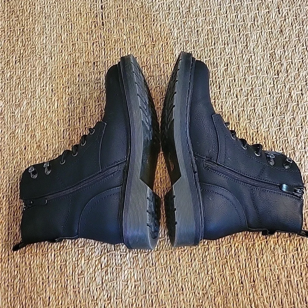 DREAM PAIRS black boots with zipper on the side.  Size 6.